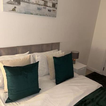Contemporary Urban Retreat, 2-Bedroom Haven By London City Airport ภายนอก รูปภาพ