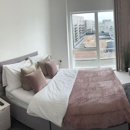 Contemporary Urban Retreat, 2-Bedroom Haven By London City Airport ภายนอก รูปภาพ