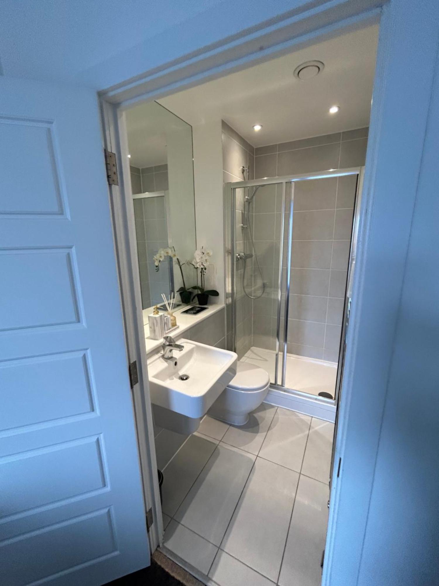 Contemporary Urban Retreat, 2-Bedroom Haven By London City Airport ภายนอก รูปภาพ