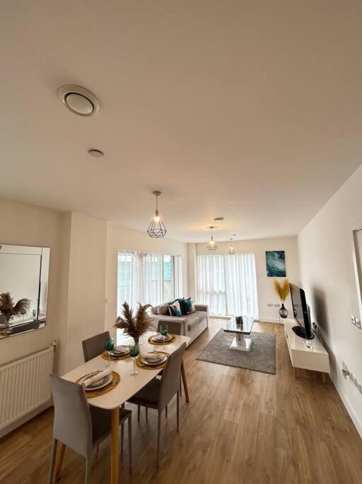 Contemporary Urban Retreat, 2-Bedroom Haven By London City Airport ภายนอก รูปภาพ