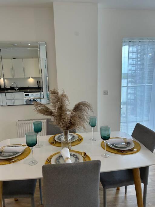 Contemporary Urban Retreat, 2-Bedroom Haven By London City Airport ภายนอก รูปภาพ
