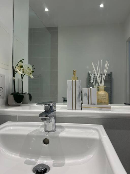 Contemporary Urban Retreat, 2-Bedroom Haven By London City Airport ภายนอก รูปภาพ