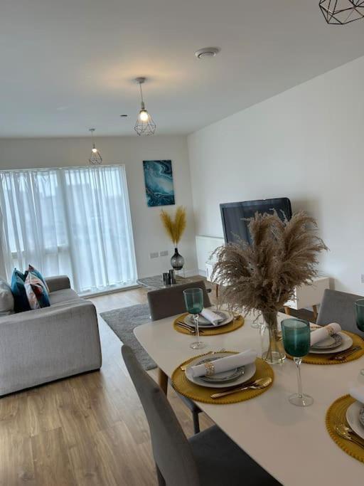 Contemporary Urban Retreat, 2-Bedroom Haven By London City Airport ภายนอก รูปภาพ