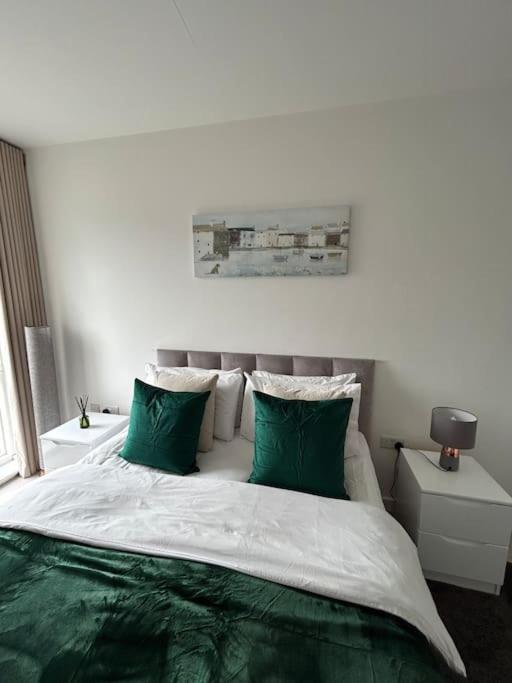 Contemporary Urban Retreat, 2-Bedroom Haven By London City Airport ภายนอก รูปภาพ
