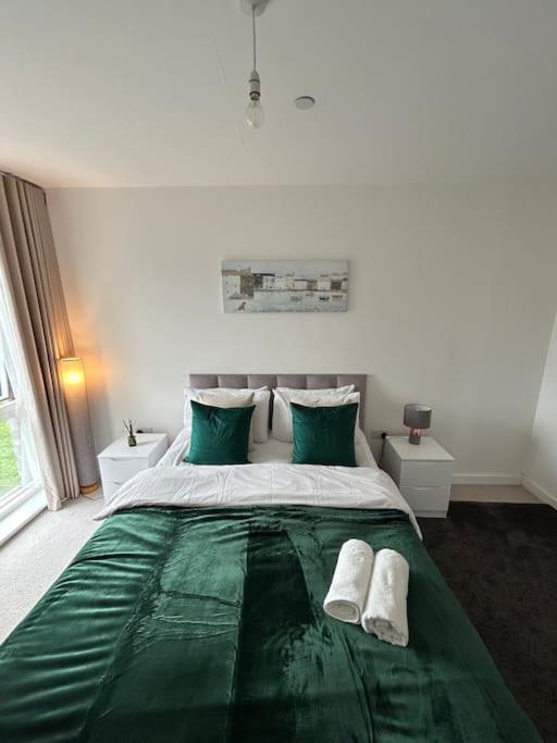 Contemporary Urban Retreat, 2-Bedroom Haven By London City Airport ภายนอก รูปภาพ