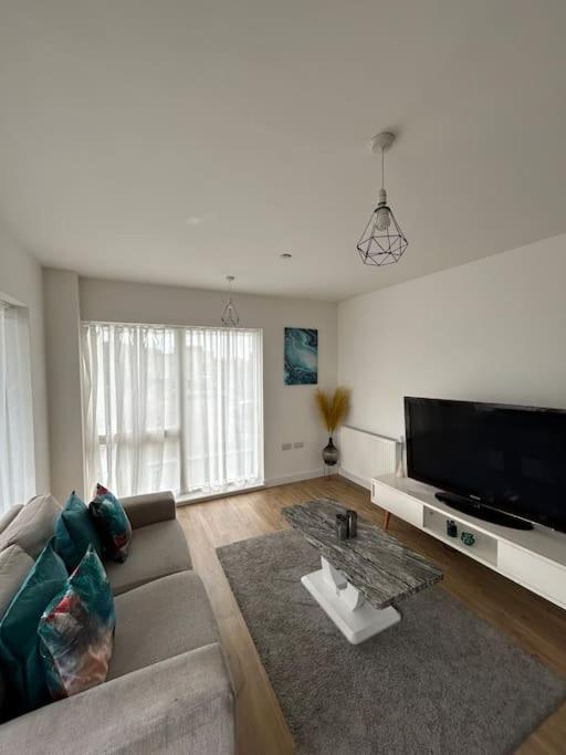 Contemporary Urban Retreat, 2-Bedroom Haven By London City Airport ภายนอก รูปภาพ