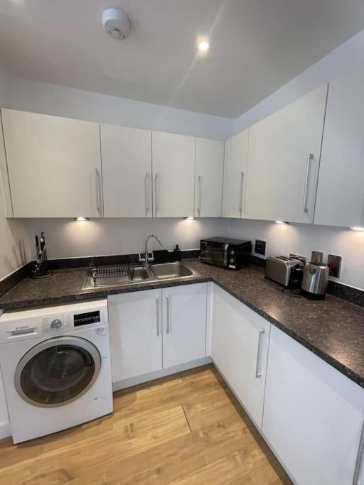 Contemporary Urban Retreat, 2-Bedroom Haven By London City Airport ภายนอก รูปภาพ