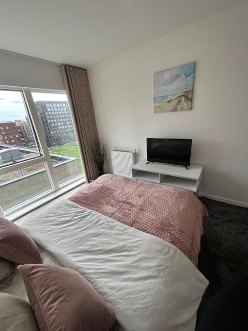 Contemporary Urban Retreat, 2-Bedroom Haven By London City Airport ภายนอก รูปภาพ