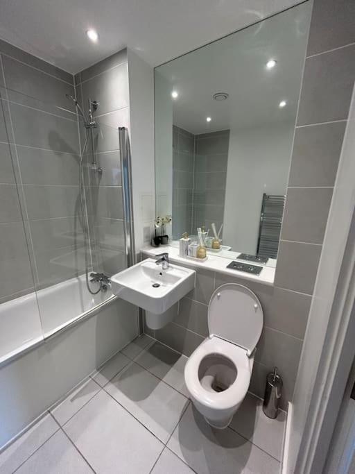 Contemporary Urban Retreat, 2-Bedroom Haven By London City Airport ภายนอก รูปภาพ