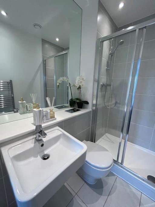 Contemporary Urban Retreat, 2-Bedroom Haven By London City Airport ภายนอก รูปภาพ