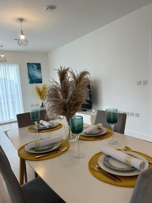 Contemporary Urban Retreat, 2-Bedroom Haven By London City Airport ภายนอก รูปภาพ