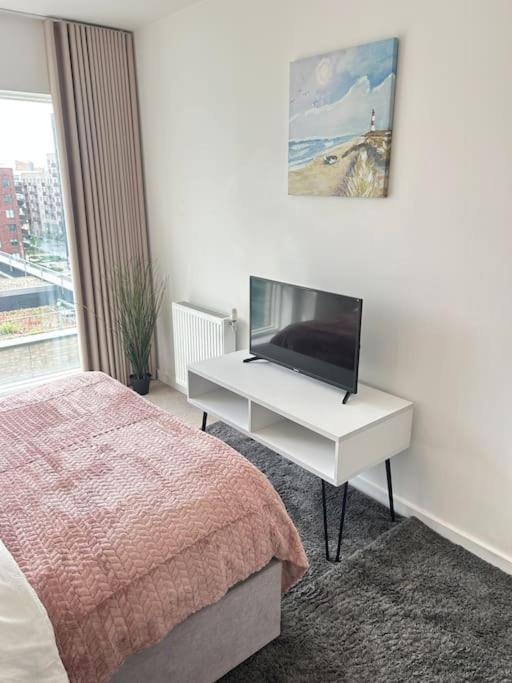 Contemporary Urban Retreat, 2-Bedroom Haven By London City Airport ภายนอก รูปภาพ