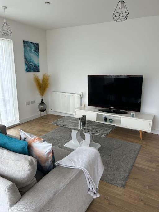 Contemporary Urban Retreat, 2-Bedroom Haven By London City Airport ภายนอก รูปภาพ