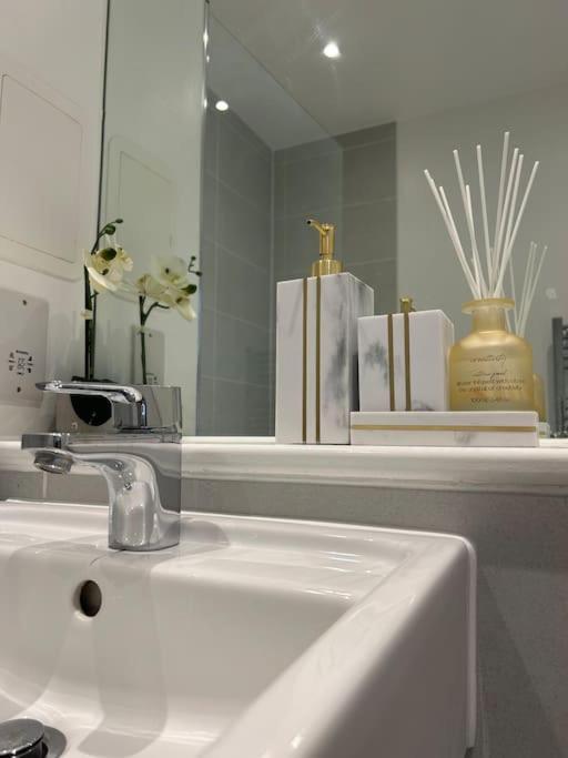 Contemporary Urban Retreat, 2-Bedroom Haven By London City Airport ภายนอก รูปภาพ