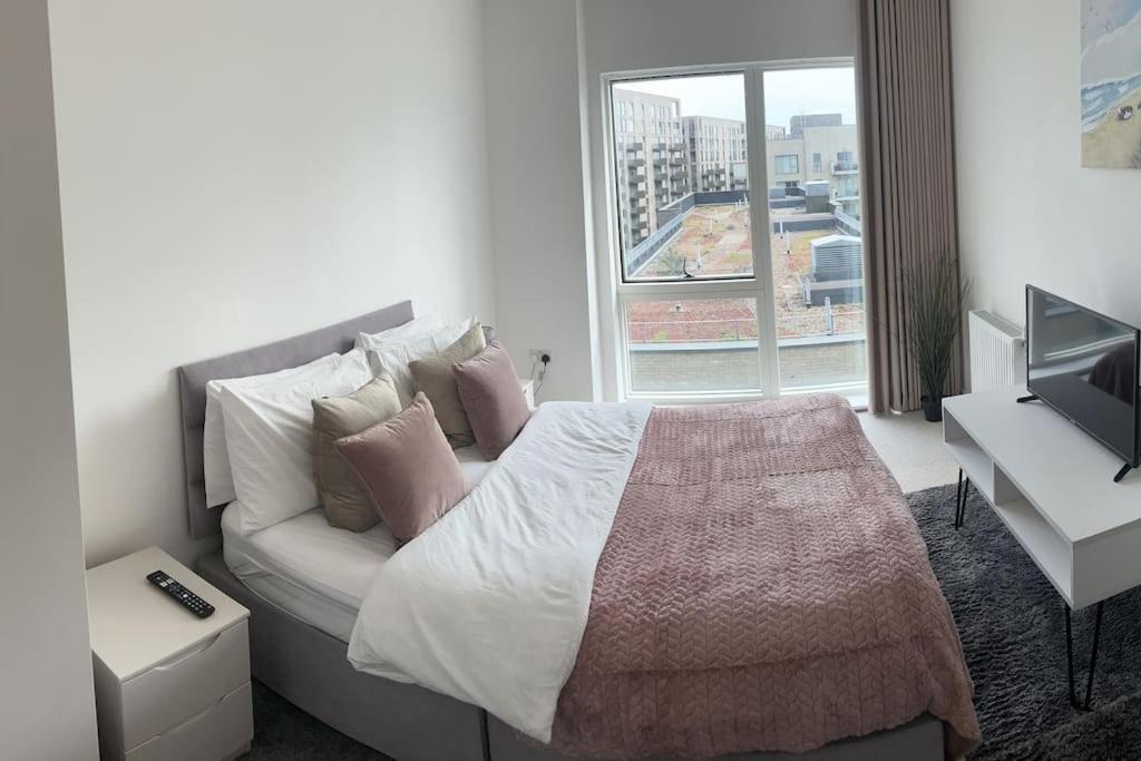 Contemporary Urban Retreat, 2-Bedroom Haven By London City Airport ภายนอก รูปภาพ