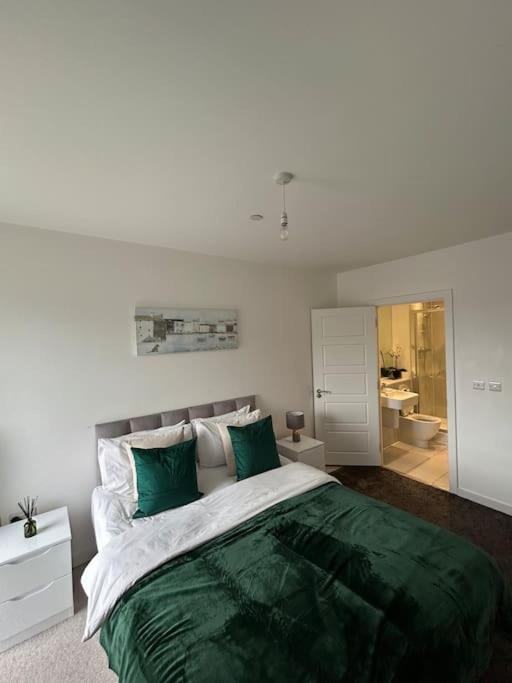 Contemporary Urban Retreat, 2-Bedroom Haven By London City Airport ภายนอก รูปภาพ