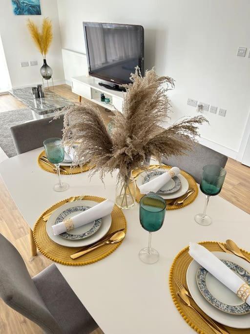 Contemporary Urban Retreat, 2-Bedroom Haven By London City Airport ภายนอก รูปภาพ
