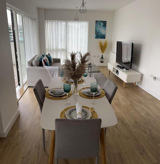 Contemporary Urban Retreat, 2-Bedroom Haven By London City Airport ภายนอก รูปภาพ