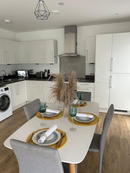 Contemporary Urban Retreat, 2-Bedroom Haven By London City Airport ภายนอก รูปภาพ