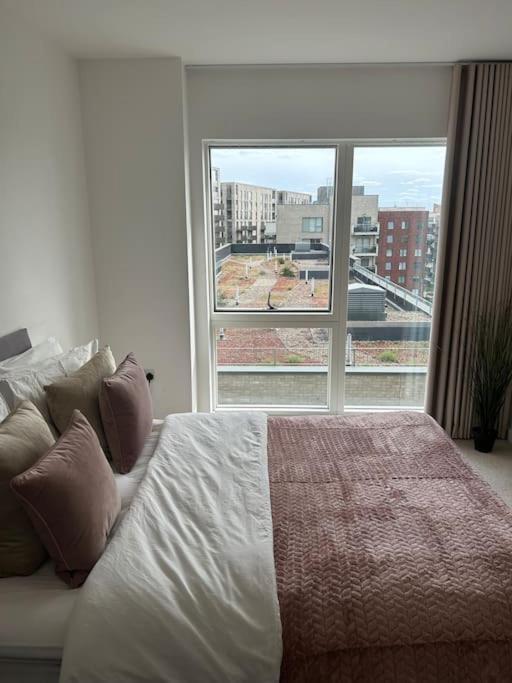 Contemporary Urban Retreat, 2-Bedroom Haven By London City Airport ภายนอก รูปภาพ
